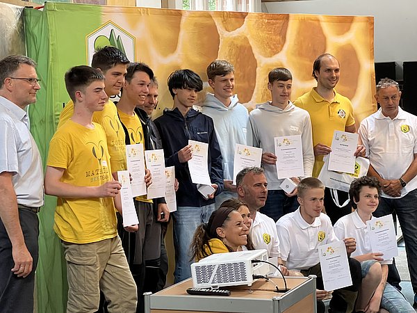 Torsten Ellmann (links) mit den drei Siegerteams und ihren Betreuern. In gelb: Team Rheinland (2.Platz), daneben das Team Bayern (1. Platz), untere Reihe Betreuerin Team Rheinland und daneben das Team Sachsen (3. Platz)